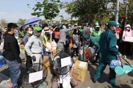 Tụ tập chuyển đồ tiếp tế cho người cách ly làm tăng nguy cơ lây nhiễm