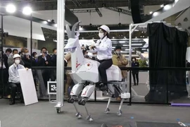 Nhật Bản chế tạo robot có thể chở người như ngựa