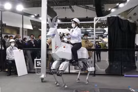 Nhật Bản chế tạo robot có thể chở người như ngựa