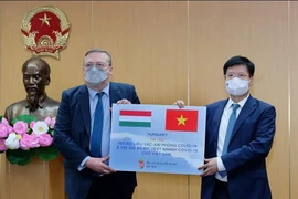Tiếp nhận 100.000 liều vắc xin và 100.000 kit xét nghiệm nhanh của Chính phủ Hungary