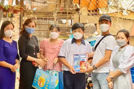 Đại diện Văn phòng Đại diện Báo Tri thức và Cuộc sống tại TPHCM và ông Trương Văn Toàn tặng quà và trao học bổng cho trẻ mồ côi do covid-19 tại phường 3, quận 11, TPHCM.