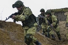 Lính dù Nga tập trận rầm rộ tại Crimes