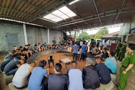 Nhóm đối tượng cá cược đá gà bị bắt giữ. Ảnh: Công an tỉnh Hải Dương.