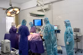 Cấp cứu tối khẩn cứu bệnh nhân vỡ khối chửa ngoài tử cung trong khu cách ly COVID-19