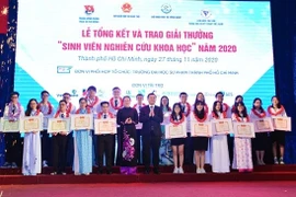 Khen thưởng 10 công trình xuất sắc đạt giải sinh viên nghiên cứu khoa học năm 2020