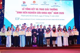Khen thưởng 10 công trình xuất sắc đạt giải sinh viên nghiên cứu khoa học năm 2020