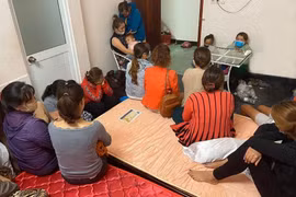 Đột kích sòng bài 'quý bà' trong khách sạn