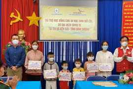 Công ty TNHH Bia Anheuser-Busch InBev Việt Nam (AB InBev) chung tay góp sức cùng với Hội chữ thập đỏ thị xã Bến Cát tài trợ học bổng” Cùng em đến trường” cho 38 trẻ em mồ côi do Covid-19.