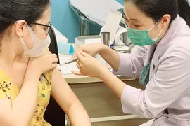 NÓNG: TP HCM xin Thủ tướng được chủ động tìm nguồn vắc-xin Covid-19