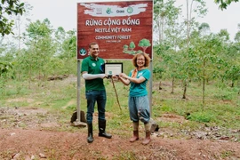 Ông Binu Jacob, Tổng Giám đốc Công ty Nestlé Việt Nam nhận giấy chứng nhận từ bà Đỗ Thị Thanh Huyền, Giám đốc Trung tâm Bảo tồn Thiên nhiên Gaia.