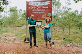 Ông Binu Jacob, Tổng Giám đốc Công ty Nestlé Việt Nam nhận giấy chứng nhận từ bà Đỗ Thị Thanh Huyền, Giám đốc Trung tâm Bảo tồn Thiên nhiên Gaia.