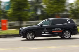 VinFast ký hợp đồng bán xe tại nhà khách hàng trong mùa dịch