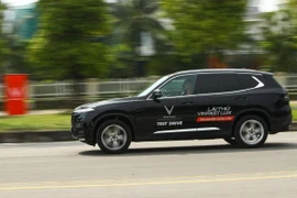 VinFast ký hợp đồng bán xe tại nhà khách hàng trong mùa dịch