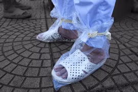 Những người hùng 'dép tổ ong' ở tâm dịch Bắc Ninh