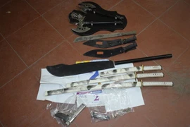 Số vũ khí lực lượng chức năng thu giữ được tại nhà của Hoàng Mạnh Hùng.