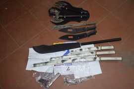 Số vũ khí lực lượng chức năng thu giữ được tại nhà của Hoàng Mạnh Hùng.