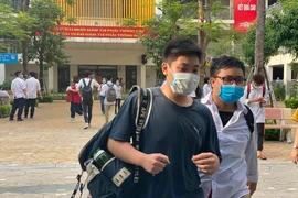 Bộ trưởng Bộ Giáo dục chỉ đạo khẩn về phòng chống COVID-19