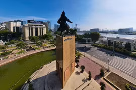 Tượng đài Đức Thánh Trần.