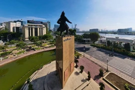 Tượng đài Đức Thánh Trần.