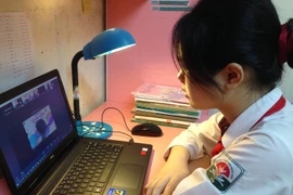 Trẻ học trực tuyến, phải ở nhà trong thời gian dài dễ dẫn tới những căng thẳng, mệt mỏi. Ảnh minh họa.