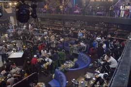 Hàng trăm người bên trong quán Beer Club Redline thời điểm lực lượng chức năng kiểm tra.