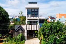 Ngôi nhà nằm trong khu dân cư mới thành phố Bảo Lộc (Lâm Đồng). Khách hàng là một gia đình gồm bố mẹ và 4 người con.