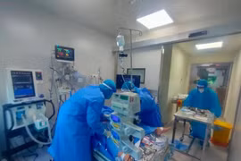 Lọc máu cứu sống bệnh nhi béo phì mắc Covid-19 