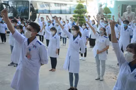 Vượt mốc 20.000 ca mắc COVID-19: Dịch càng phức tạp càng phải đoàn kết