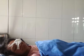 Phải múc bỏ nội nhãn do đất văng vào mắt không đi khám