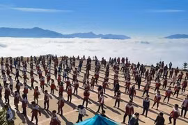 Học sinh tập thể dục giữa biển mây khiến "người dưới xuôi" sững sờ