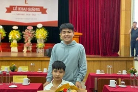 Đôi bạn "10 năm cõng bạn đến trường" bên nhau trong ngày khai giảng