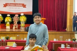 Đôi bạn "10 năm cõng bạn đến trường" bên nhau trong ngày khai giảng