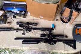 Cơ quan chức năng cho biết, số linh kiện bị thu giữ có thể lắp ráp khoảng 200 khẩu súng săn. Ảnh: Công an cung cấp.