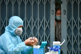 Người chăm sóc F0 được lấy mẫu xét nghiệm như thế nào?