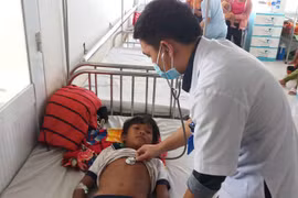 Bệnh nhi ngộ độc do ăn thịt cóc