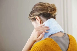Đau đốt sống cổ dữ dội khi ho, triệu chứng không ngờ của thoát vị đĩa đệm cổ