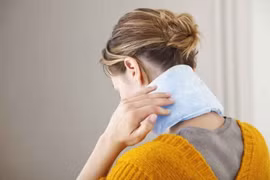 Đau đốt sống cổ dữ dội khi ho, triệu chứng không ngờ của thoát vị đĩa đệm cổ