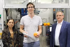  Nhựa sinh học tự phân hủy từ vỏ cam và CO2