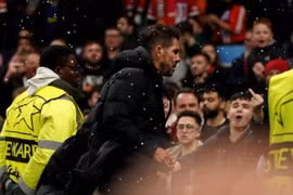 MU thua trận, cổ động viên "trút giận" lên HLV Simeone 