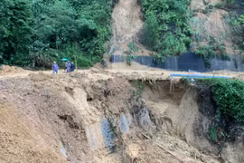 Hàng nghìn tỷ đồng sửa đường sau mưa lũ