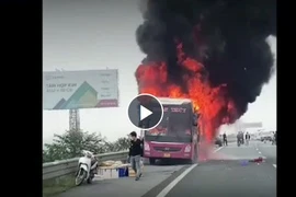 Xe giường nằm bốc cháy trên cao tốc Pháp Vân - Cầu Giẽ