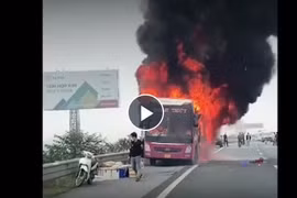 Xe giường nằm bốc cháy trên cao tốc Pháp Vân - Cầu Giẽ