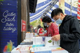 Phố sách xuân Tân Sửu ngày đầu mở cửa