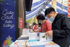 Phố sách xuân Tân Sửu ngày đầu mở cửa