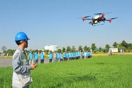 Ứng dụng thiết bị bay không người lái phun thuốc bảo vệ thực vật