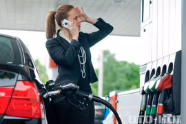 Nghe điện thoại tại cây xăng bị phạt bao nhiêu tiền? 