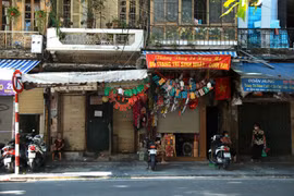 Hình ảnh chưa từng có trên phố Hàng Mã trong ngày rằm tháng 7