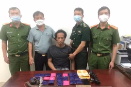 Đối tượng Lỳ Bá Đồng cùng tang vật. Ảnh: Công an tỉnh Nghệ An.