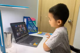 Chăm sóc mắt khi trẻ học online