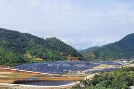 Chất thải rắn sinh hoạt hiện được chôn lấp, phủ bạt tại bãi rác Khánh Sơn (Đà Nẵng). 